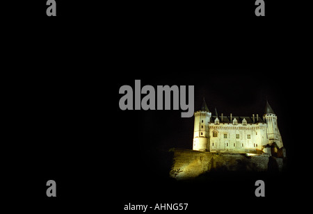 Il Chateau de Saumur visto dal di sotto di notte, una volta abitata da Anne d'Anjou, Maine et Loire, Francia Foto Stock