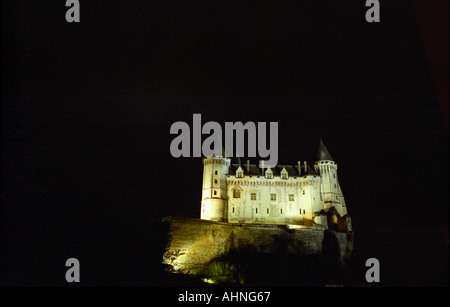 Il Chateau de Saumur visto dal di sotto di notte, una volta abitata da Anne d'Anjou, Maine et Loire, Francia Foto Stock