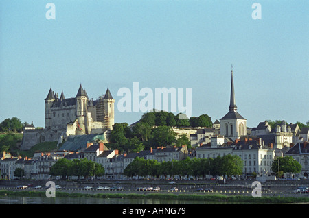 Il Chateau de Saumur sulla banca del sud della Loira nella città di Saumur, una volta abitata da Anne d'Anjou, come si vede dal ponte che attraversa il fiume., Maine et Loire, Francia Foto Stock