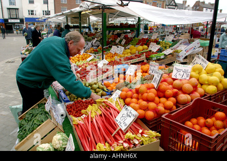 Regno Unito Yorkshire Ripon Giorno di mercato di frutta e verdura in stallo Foto Stock