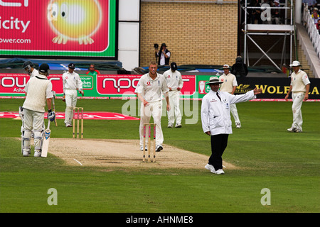 Arbitro gesti e chiama un 'no ball' durante una partita di cricket, Inghilterra. Foto Stock