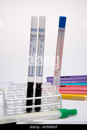 Provette per coltura con pipette colorati contro uno sfondo bianco Foto Stock