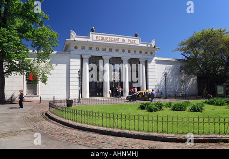 Recoleta cimitero facciata con recinto e erba. Il quartiere di Recoleta, Buenos Aires, Argentina Foto Stock