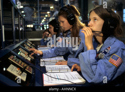 Huntsville, Alabama. Space Camp 13 anni in sala di controllo durante lo spazio simulato a piedi la missione. Foto Stock