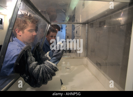 Huntsville, Alabama. Space Camp 13 anni mescolare la gomma come sostanza in spazio simulato di missione. Foto Stock