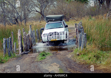 Auto fuoristrada 4x4 in Botswana strada sopra pericolo ponte di legno Foto Stock