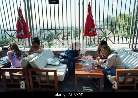 Una street cafe nella città vecchia con vista dell'antico anfiteatro di Plovdiv, Bulgaria Foto Stock