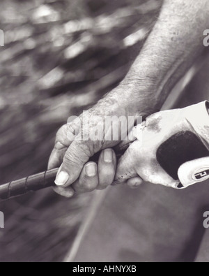 Primo piano della senior delle mani di presa di una golf club. Foto Stock