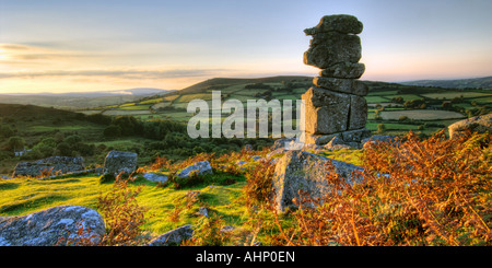 Con splendide vedute panoramiche immagine di Bowermans Naso di roccia di granito formazione vicino Hayne giù sul Dartmoor al tramonto Foto Stock