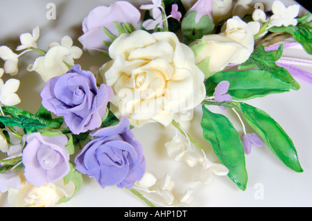 Close up dettaglio di un lavorato splendidamente decorate a mano iced torta alla frutta in uno studio con un flash design da Pam Hannon Foto Stock