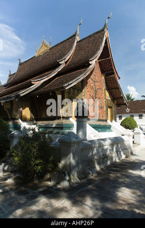 Albero della Vita in mosaico sulla parete posteriore di Wat Xieng Thong Sim in Luang Prabang Laos Foto Stock