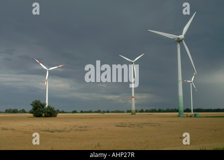 Vista della generazione di elettricità in fattoria eolica da un treno in Germania del nord Foto Stock