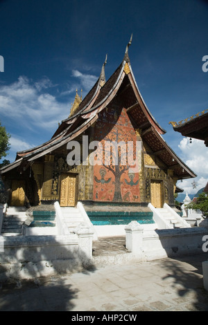 Mosaico Albero della Vita sulla parete Sim di Wat Xieng Thong a Luang Prabang, Laos Foto Stock