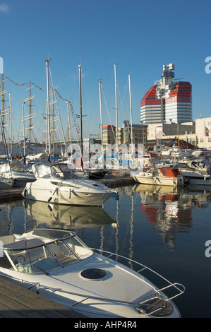 Lookout Uitken noto come il rossetto e varie barche e yacht nel porto di Göteborg Svezia UE Europa goteborg Foto Stock