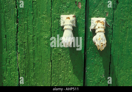 Due mani bianche come battenti su una porta verde Portimao Algarve Portogallo EU Europe Foto Stock