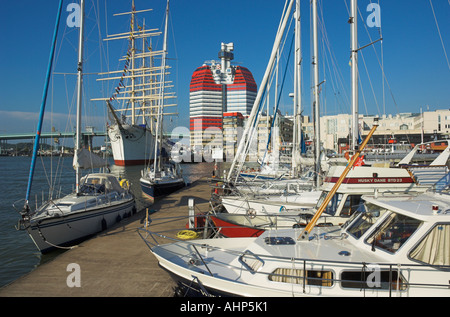 Lookout Uitken noto come il rossetto e varie barche e yacht di Göteborg del porto di Goteborg Svezia UE Europa Foto Stock