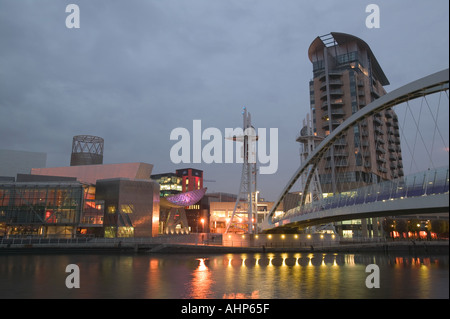 Il Lowry Centre e il Millenium Bridge tasti di Salford Foto Stock