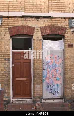 Un intavolato porta accanto a un vissuto in una casa a Kensington liverpool Foto Stock