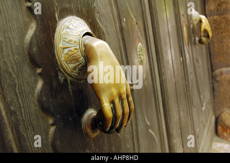 Maniglie di porte di ornati in ottone a forma di mano umana sulla porta di un edificio a Palma di Maiorca, Spagna. Foto Stock