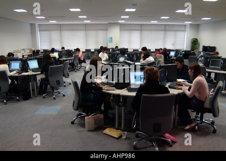 Università Doshisha gli studenti utilizzano computer Kodo Giappone Foto Stock