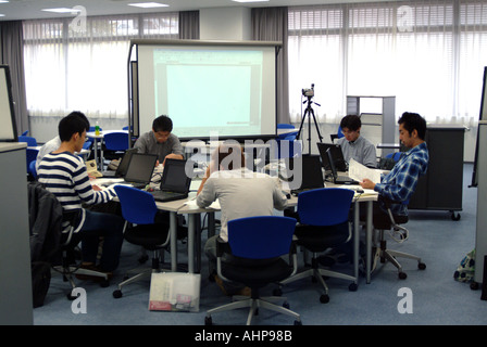 Università Doshisha gli studenti utilizzano computer Kodo Giappone Foto Stock