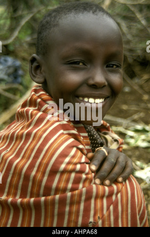 Ritratto di un giovane ragazzo Masai vicino alla Riserva Nazionale di Masai Mara Kenya Africa orientale Foto Stock