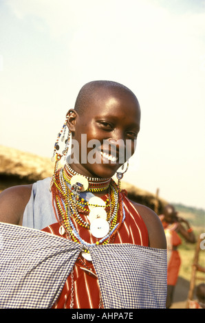 Formato verticale close up ritratto di una giovane donna Maasai vicino alla Riserva Nazionale di Masai Mara Kenya Africa orientale Foto Stock