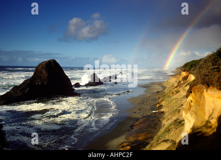 Costa vicino Seal Rock con rainbow Oregon Foto Stock