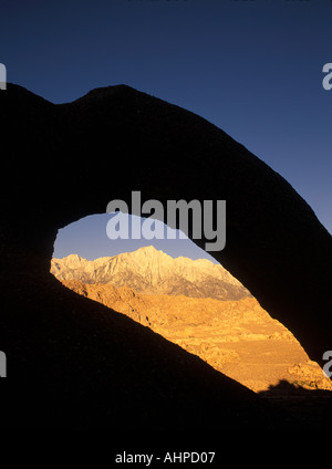 Lone Pine picco come visto attraverso stagliano arch colline Alabama California Foto Stock