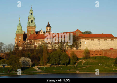 Il castello di Wawel sulle rive del fiume Vistola a Cracovia Foto Stock