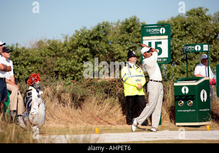 Tiger Woods giocando il quindicesimo foro al Royal Liverpool il lunedì giorno di pratica per il British Open di Golf 2006 Foto Stock