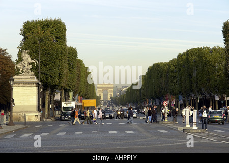 Il traffico su Avenue des Champs Elysées visto da Place de la Concorde Parigi Francia Foto Stock