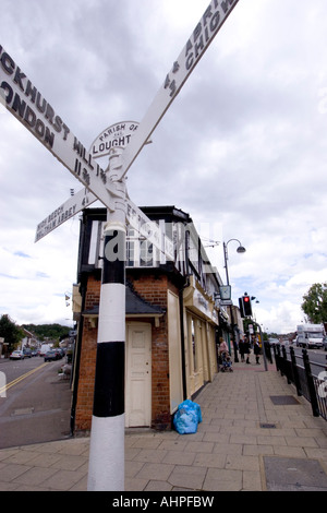 Cartello in legno a Loughton High Street, Essex, Regno Unito Foto Stock