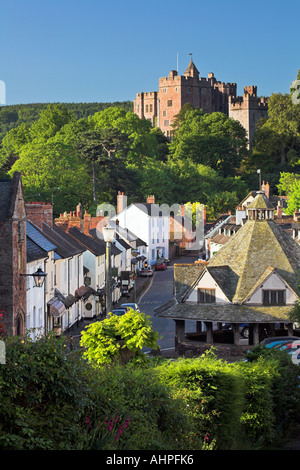 Visualizza in basso la High Street a Castello di Dunster, Somerset, Inghilterra Foto Stock