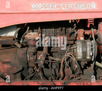 Il vecchio trattore Massey Ferguson motore Foto Stock