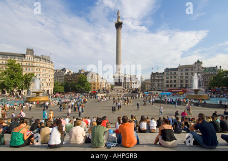 Turisti e residenti sui gradini della Galleria Nazionale durante una calda giornata estiva che si affaccia su Trafalgar Square. Foto Stock