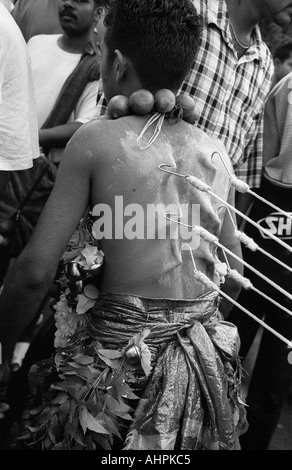 Pelle uomo trafitto con ganci sulla sua schiena durante l'annuale festival indù di Thaipusam a Grotte Batu a Kuala Lumpur Foto Stock