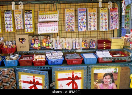 Pressione di stallo di Souvenir nella città di Seoul COREA DEL SUD vendere poco bambole in costume culturale Foto Stock