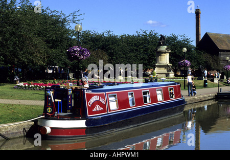 Narrowboat in Bancroft Bacino del canale, Stratford-upon-Avon, Warwickshire, Inghilterra, Regno Unito Foto Stock