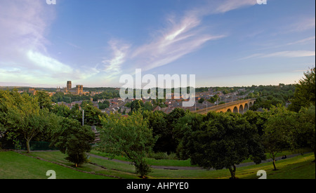 Ampia vista panoramica sopra la Cattedrale di Durham e il viadotto Foto Stock