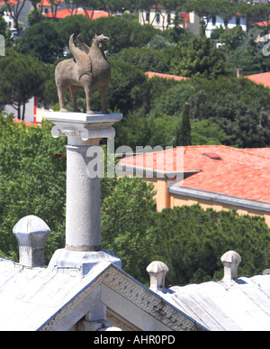 Una pietra hippogriff, metà cavallo metà grifone si erge sopra il Campo Santo a Pisa. Foto Stock