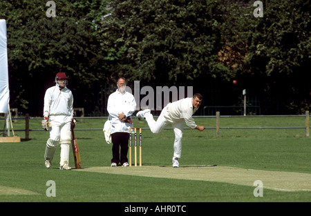 Bowler in azione durante il villaggio partita di cricket a Wellesbourne, Warwickshire, Inghilterra, Regno Unito Foto Stock