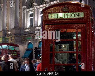 Due persone in cabina telefonica Piccadilly Circus Londra Inghilterra REGNO UNITO Foto Stock