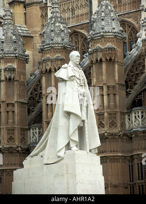 Statua di re George quinto presso l Abbazia di Westminster City of Westminster Londra Inghilterra REGNO UNITO in background Foto Stock