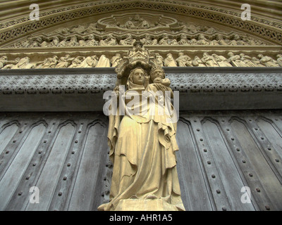 Statua di Maria e Gesù al di sopra della porta di ingresso a Westminster Abbey City of Westminster Londra Inghilterra REGNO UNITO Foto Stock