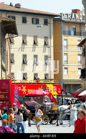 Il Grand Hotel a Pisa Italia. Questo mostra il colore rosso degli autobus turistici al di fuori. Foto Stock