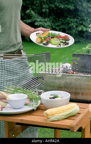 Serve una cena barbeque Foto Stock