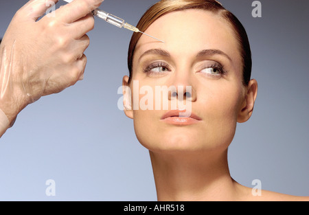 Donna con iniezione di neurotossina Foto Stock