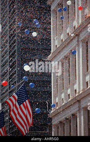 Bandiera americana e coriandoli a Tickertape Parade New York Foto Stock