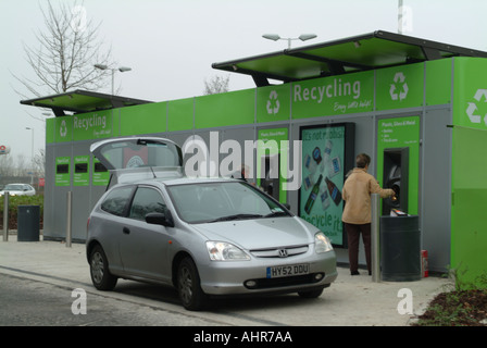 Unità di riciclaggio in sito situato nel supermercato parcheggio auto Winchester Hampshire accetta carta carta e smistamento di vetro i colori Foto Stock